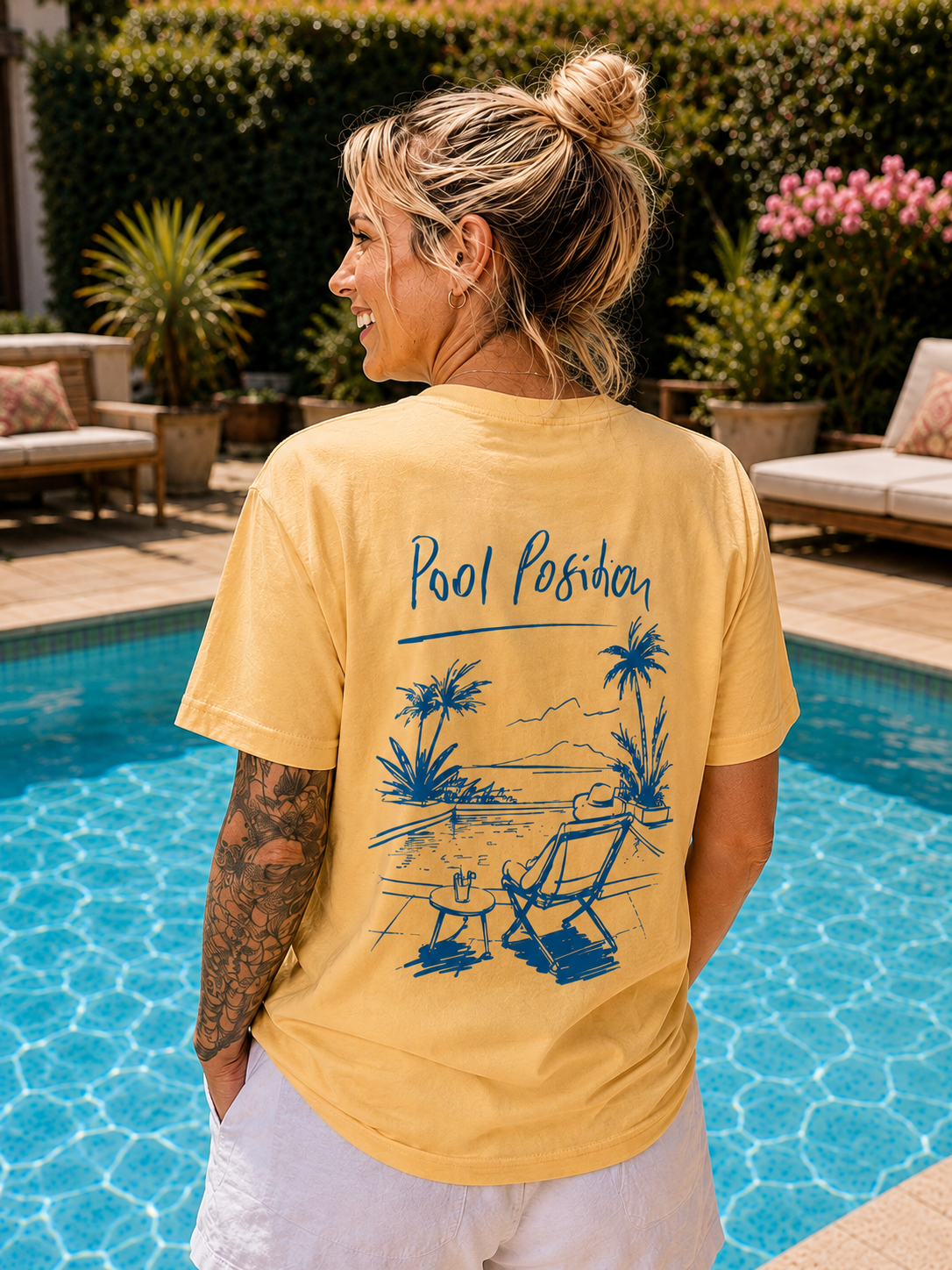 Gelbes T-Shirt mit handgezeichneter Pool Position Illustration und blauem Siebdruck, Tiny Typo