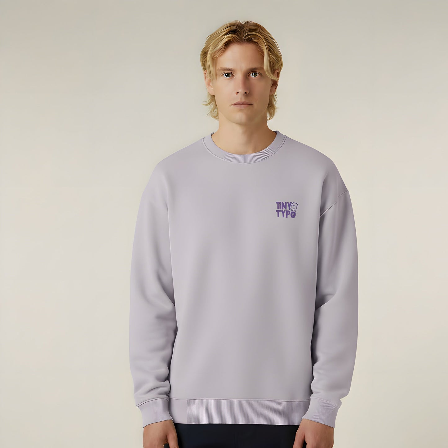 Lila Sweater HoHoHoppla von Tiny Typo mit Brustprint-Logo – nachhaltiger Unisex-Pullover aus Bio-Baumwolle.