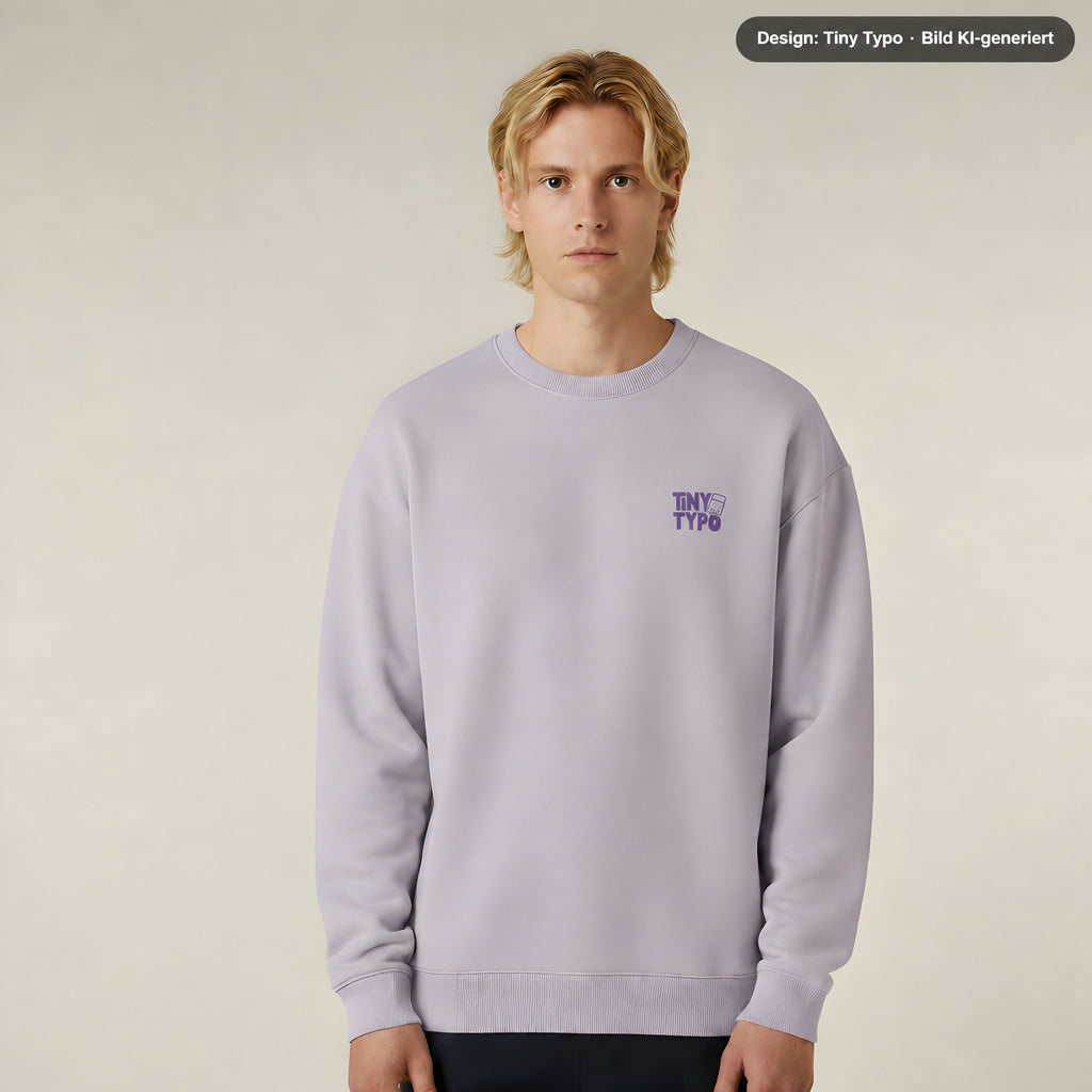 Lila Sweater HoHoHoppla von Tiny Typo mit Brustprint-Logo – nachhaltiger Unisex-Pullover aus Bio-Baumwolle.