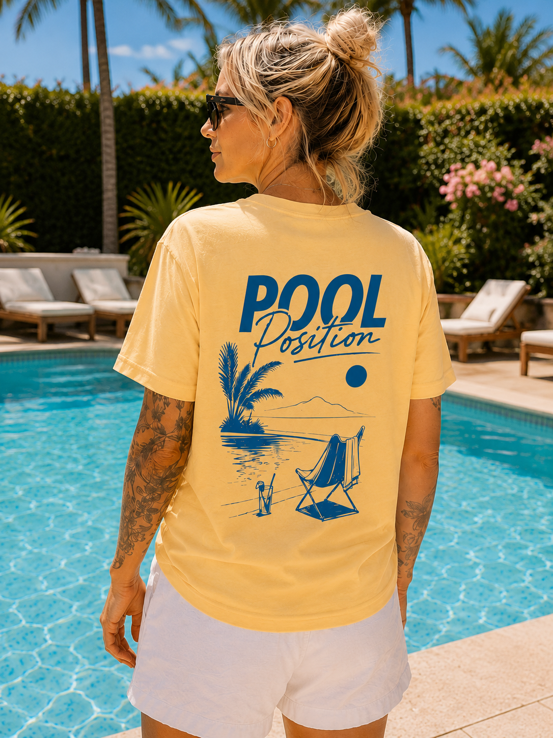 Pool Position T-Shirt in Gelb mit blauem Siebdruck, Rückansicht am Swimmingpool