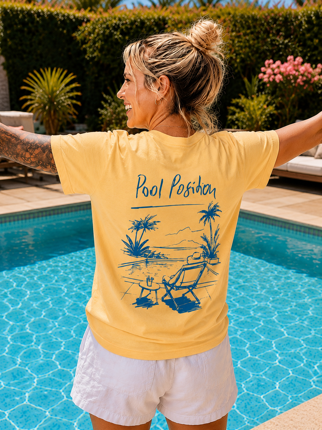 he Good Life T-Shirt mit Palmen, Pool und Liegestuhl als großem Backprint
