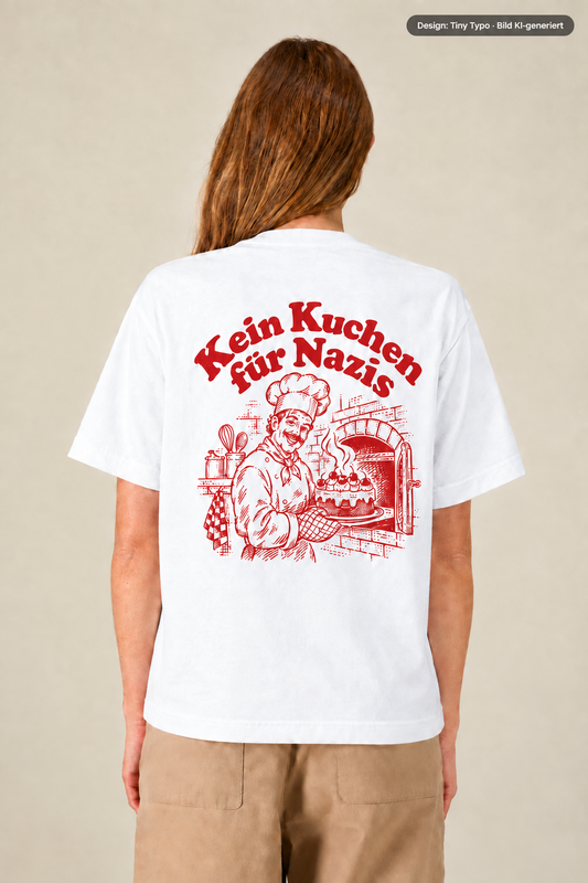 KI-generiertes Bild: Model von hinten in weißem T-Shirt mit rotem Rückendruck „Kein Kuchen für Nazis“. Darunter ein illustrierter Bäcker mit Kochmütze, der eine Torte aus einem Steinofen holt. Design von Tiny Typo.