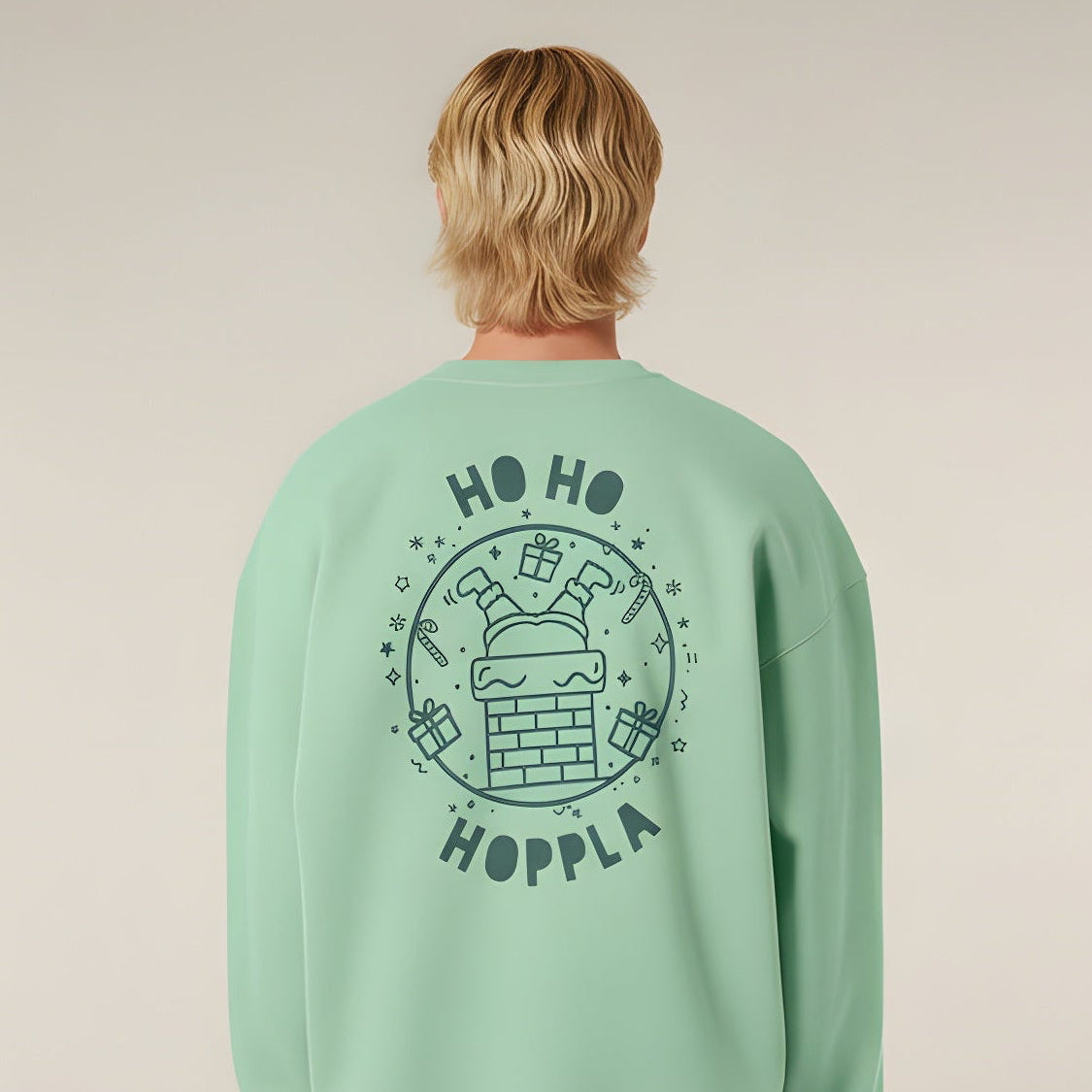 Jade Grüner  Sweater HoHoHoppla von Tiny Typo mit handgedrucktem Weihnachtsmotiv auf dem Rücken – nachhaltige Mode mit Humor.