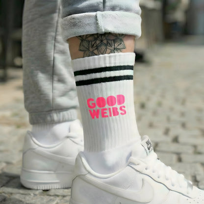Handbedruckte Good Weibs Only Socken – einzigartiges Statement-Paar für starke Frauen. Cozy Qualität & TinyTypo Look.