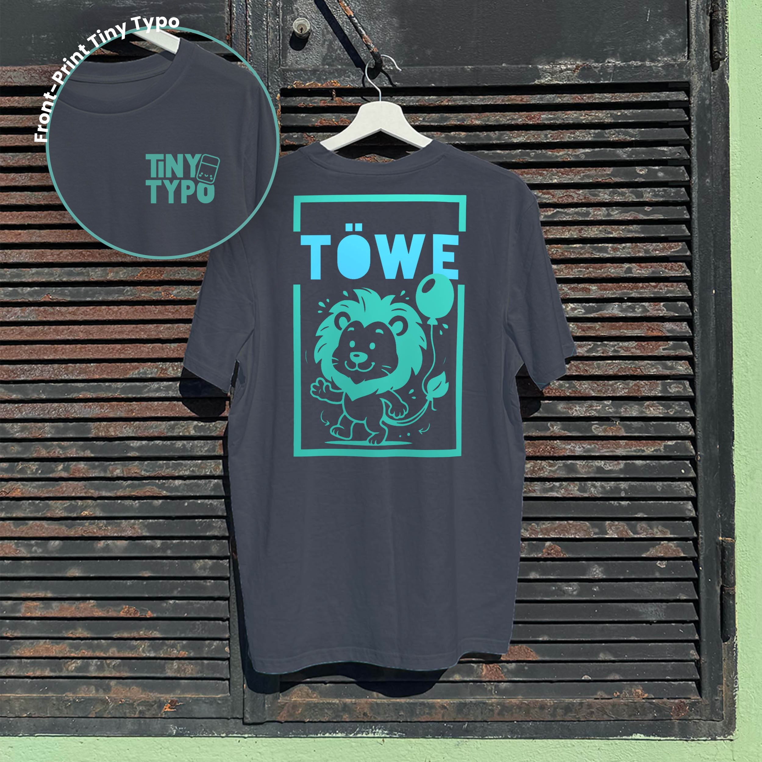 Töwe Löwe T-Shirt – Bio, handbedruckt, lang und lässig, Anthrazit, Tiny Typo
