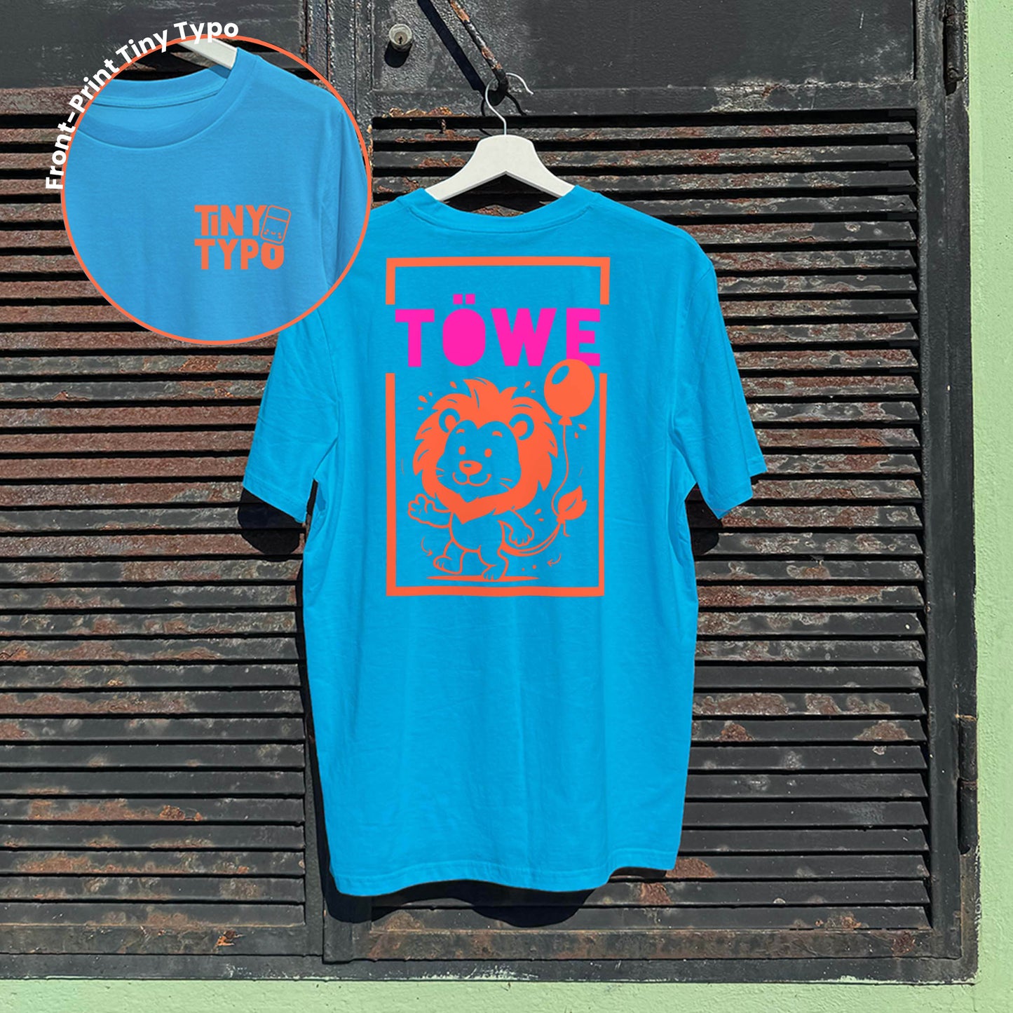 Töwe Löwe T-Shirt – Bio, handbedruckt, lang und lässig, blau, Tiny Typo
