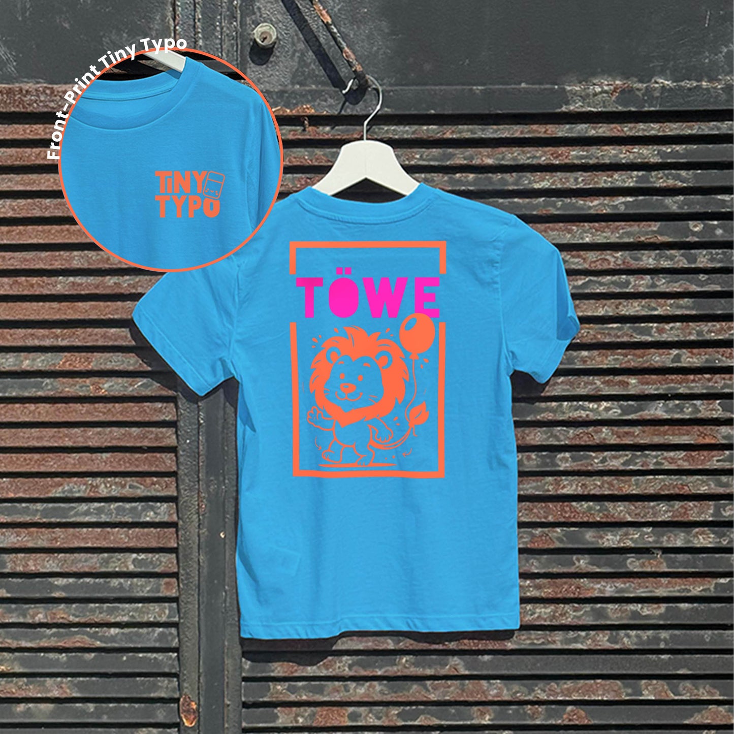 Töwe Löwe Kinder-T-Shirt – Bio, handbedruckt, blau, Tiny Typo