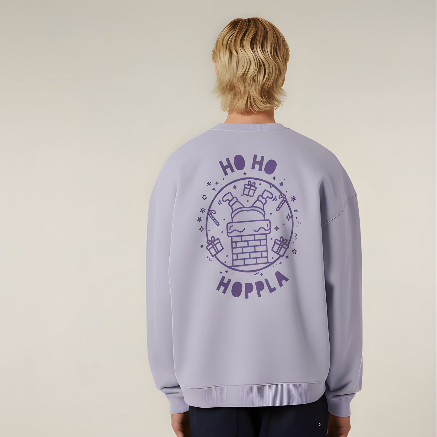 Lila Sweater HoHoHoppla von Tiny Typo mit handgedrucktem Weihnachtsmotiv auf dem Rücken – nachhaltige Mode mit Humor.
