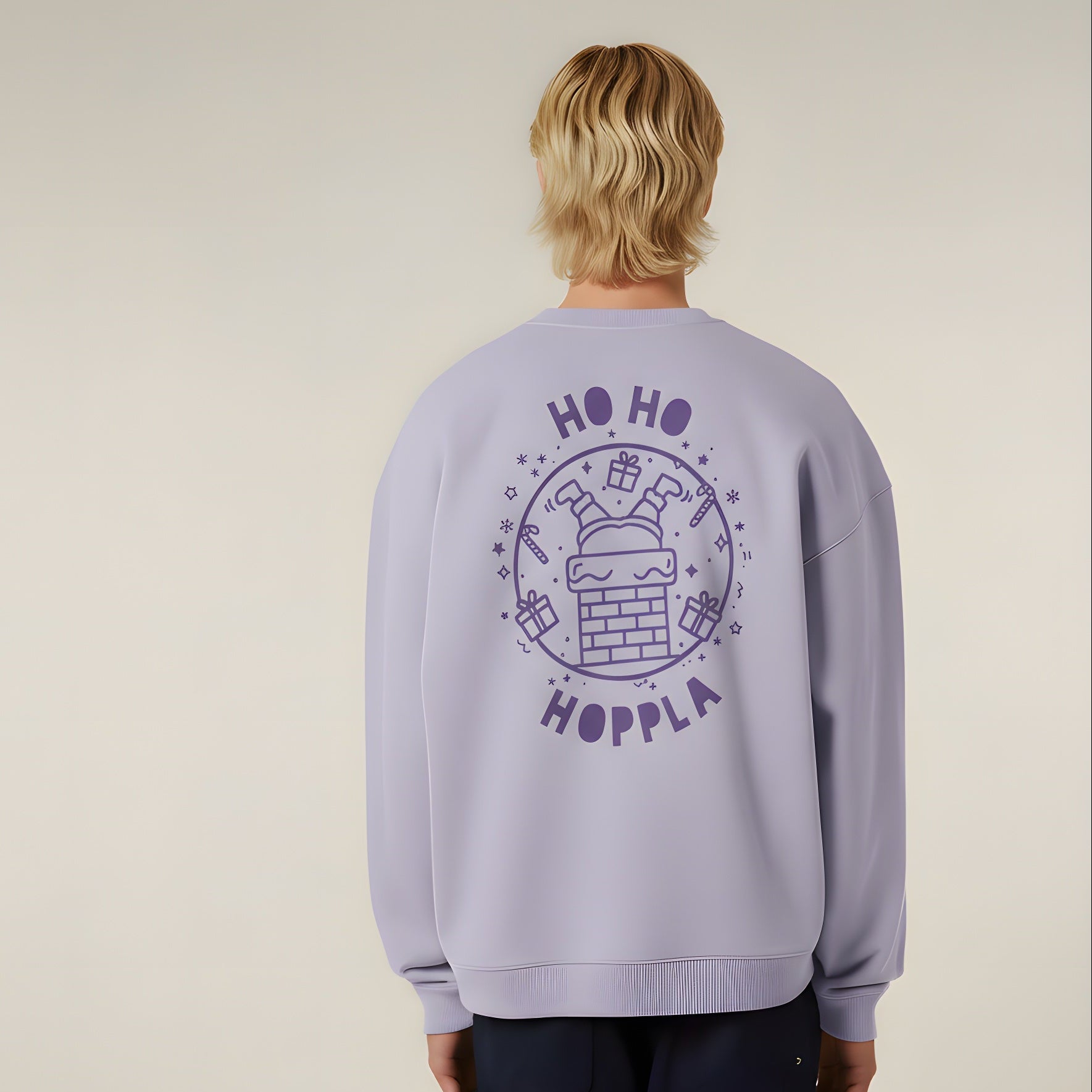 Lila Sweater HoHoHoppla von Tiny Typo mit handgedrucktem Weihnachtsmotiv auf dem Rücken – nachhaltige Mode mit Humor.