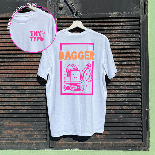 Dagger Bagger Bio-T-Shirt – handbedruckt, nachhaltig, lang und lässig, weiß, Tiny Typo