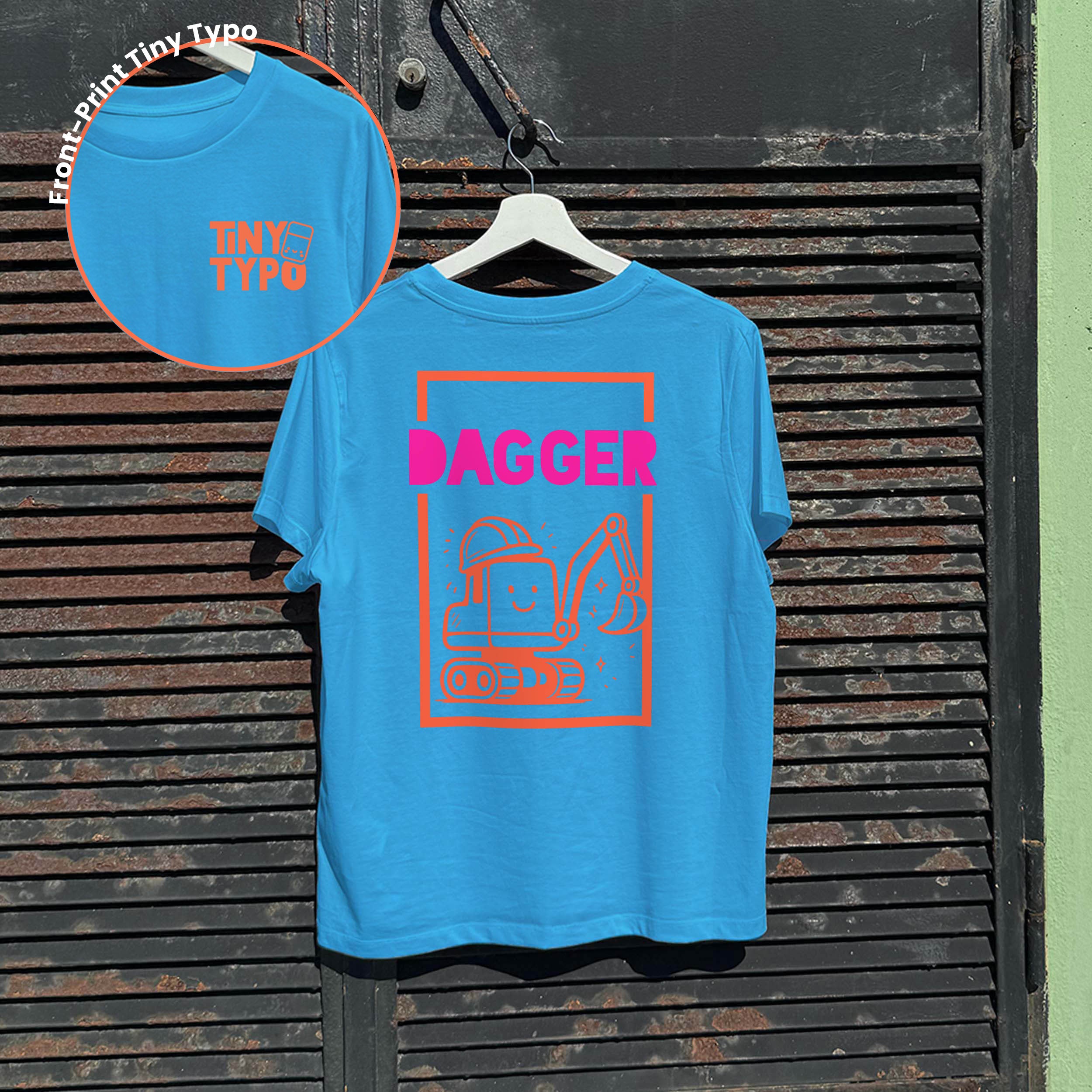 Dagger Bagger Bio-T-Shirt – handbedruckt, nachhaltig, kurz und gut, blau, Tiny Typo