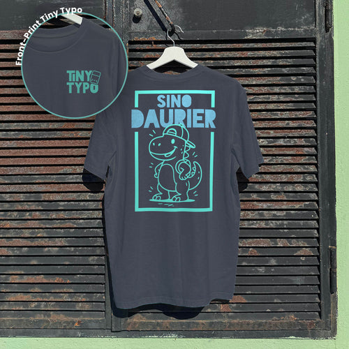 SinoDaurier Dino Bio-T-Shirt – handbedruckt, nachhaltig, lang und lässig, Anthrazit, Tiny Typo