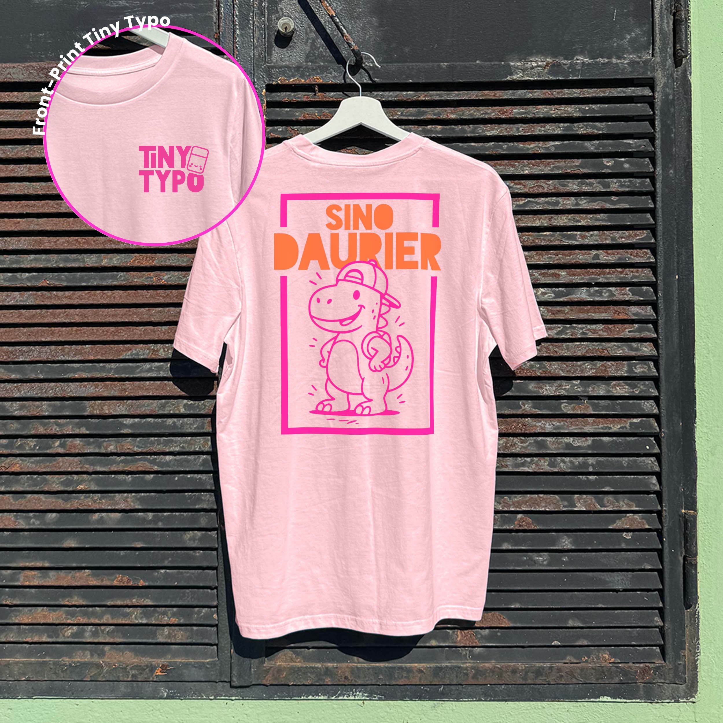 SinoDaurier Dino Bio-T-Shirt – handbedruckt, nachhaltig, lang und lässig, rosa, Tiny Typo