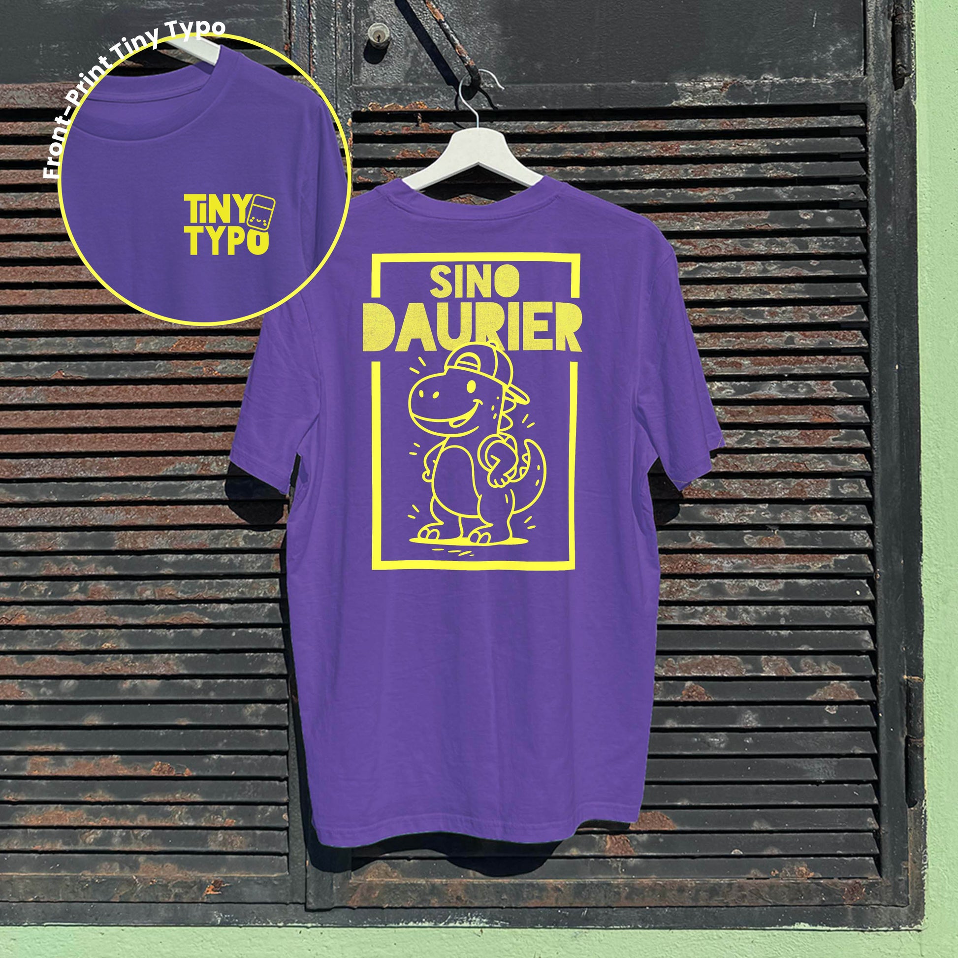 SinoDaurier Dino Bio-T-Shirt – handbedruckt, nachhaltig, lang und lässig, lila, Tiny Typo