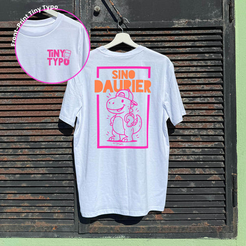 SinoDaurier Dino Bio-T-Shirt – handbedruckt, nachhaltig, lang und lässig, weiß, Tiny Typo