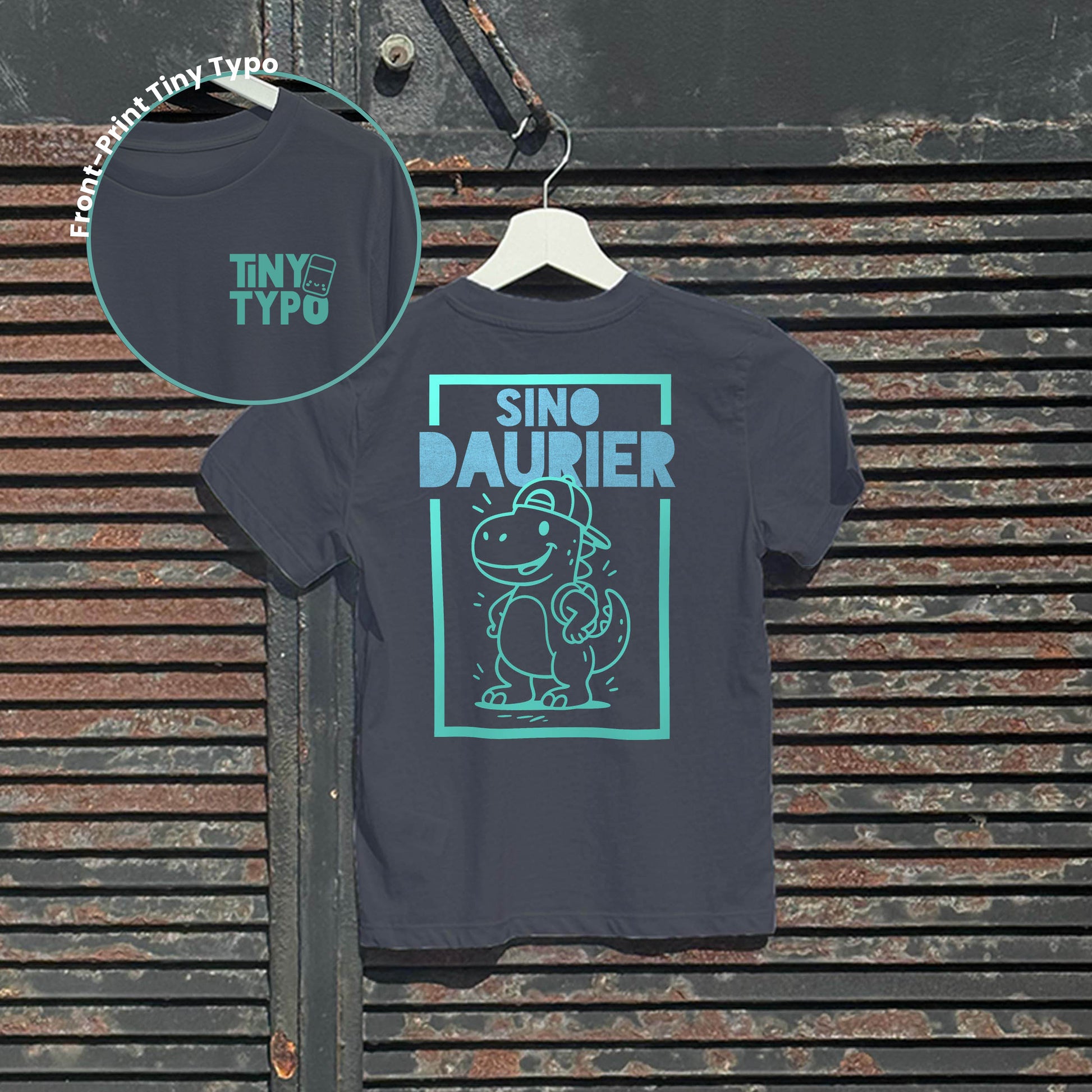 SinoDaurier Dino Kinder-T-Shirt – Bio, handbedruckt, Anthrazit, Tiny Typo