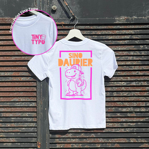 SinoDaurier Dino Kinder-T-Shirt – Bio, handbedruckt, weiß, Tiny Typo