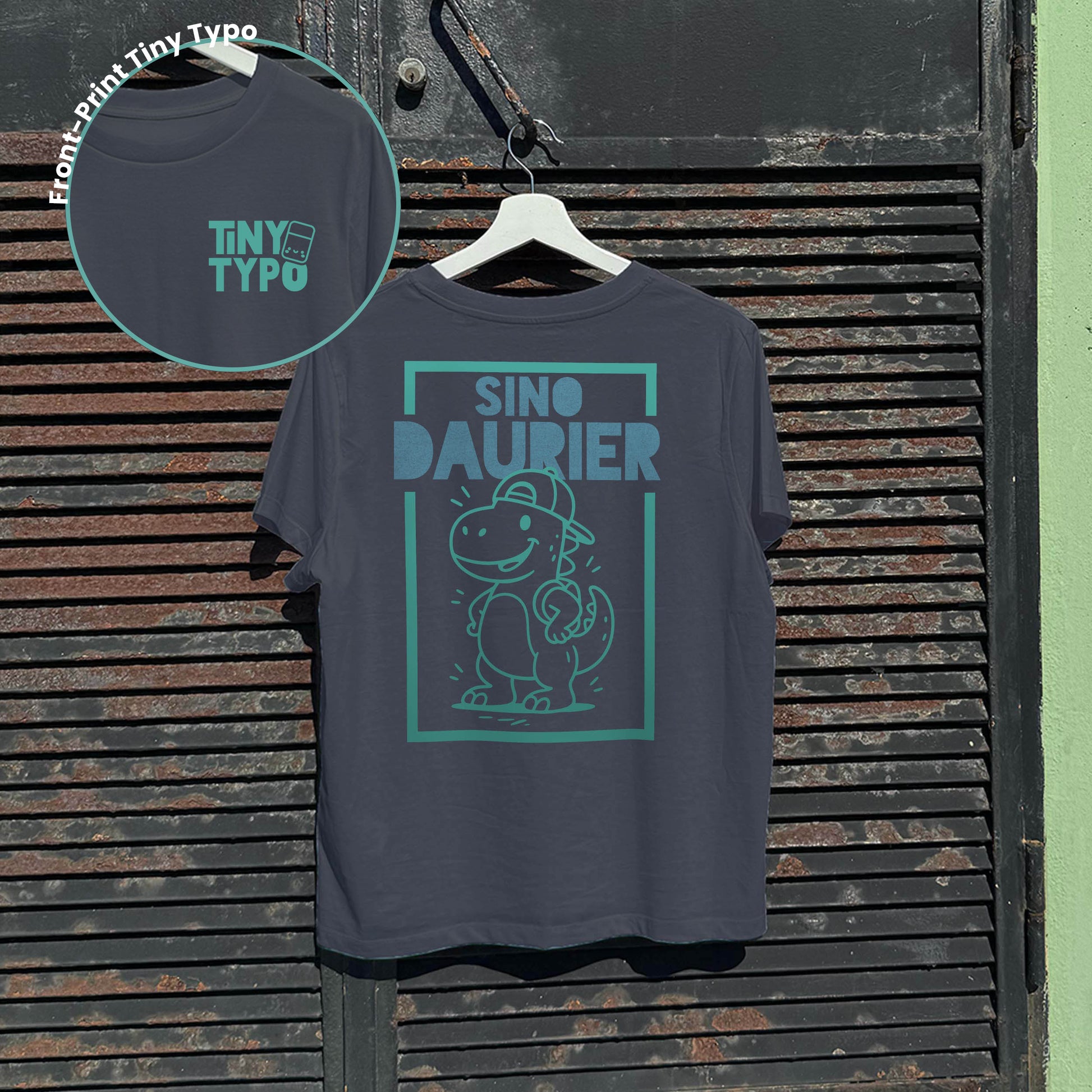 SinoDaurier Dino Bio-T-Shirt – handbedruckt, nachhaltig, kurz und gut, Anthrazit, Tiny Typo
