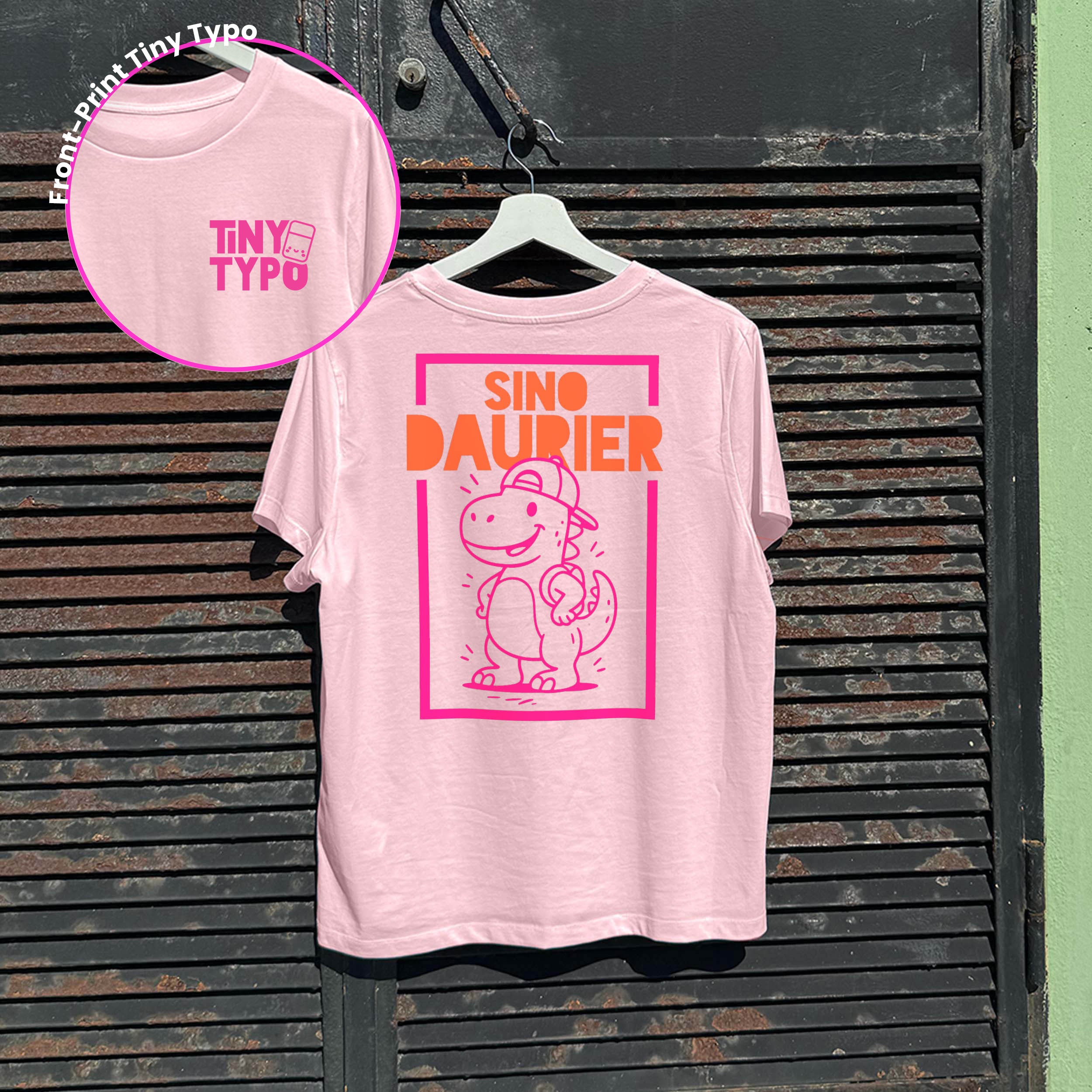 SinoDaurier Dino Bio-T-Shirt – handbedruckt, nachhaltig, kurz und gut, rosa, Tiny Typo