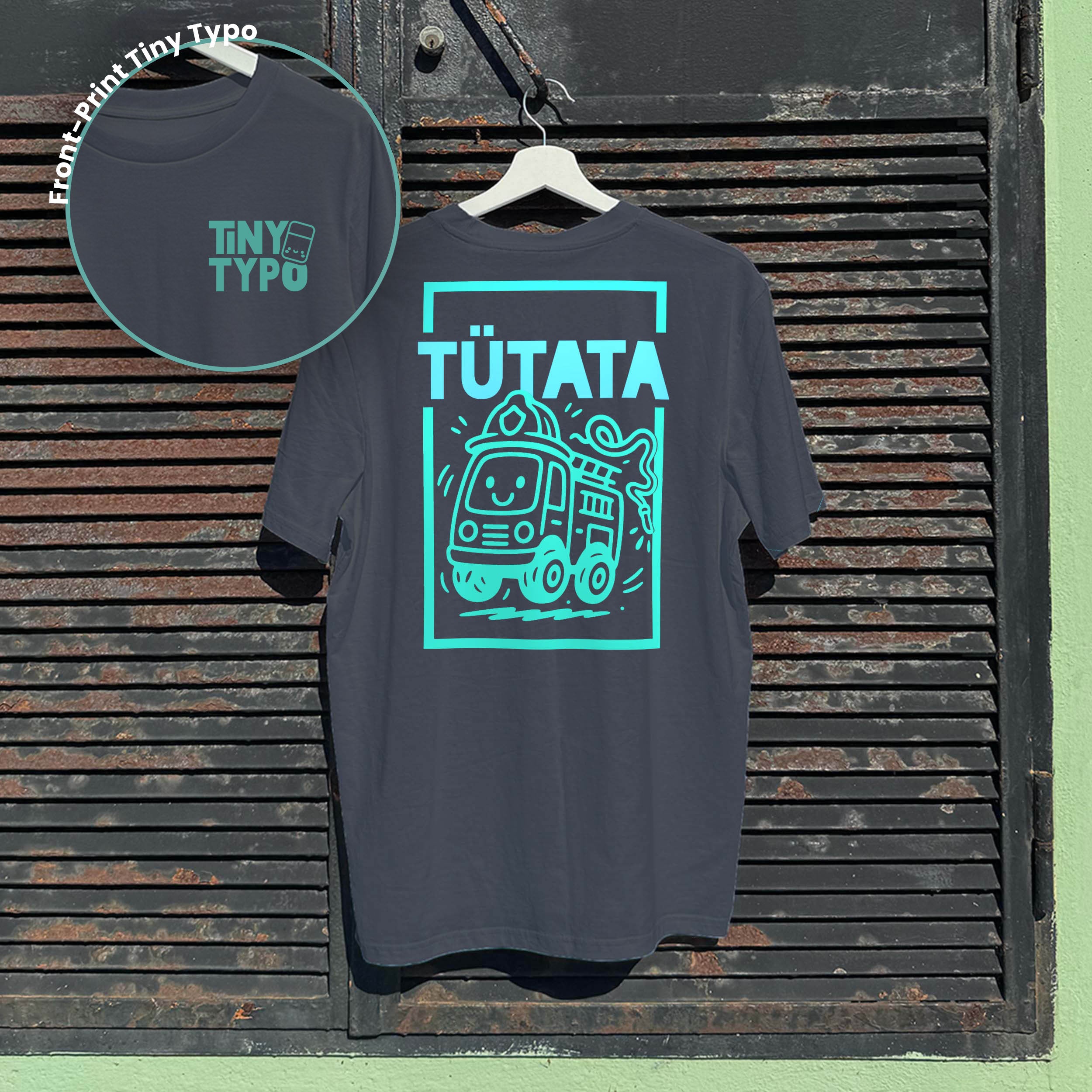Tütata Feuerwehr Bio-T-Shirt – handbedruckt, nachhaltig, lang und lässig, anthrazit, Tiny Typo