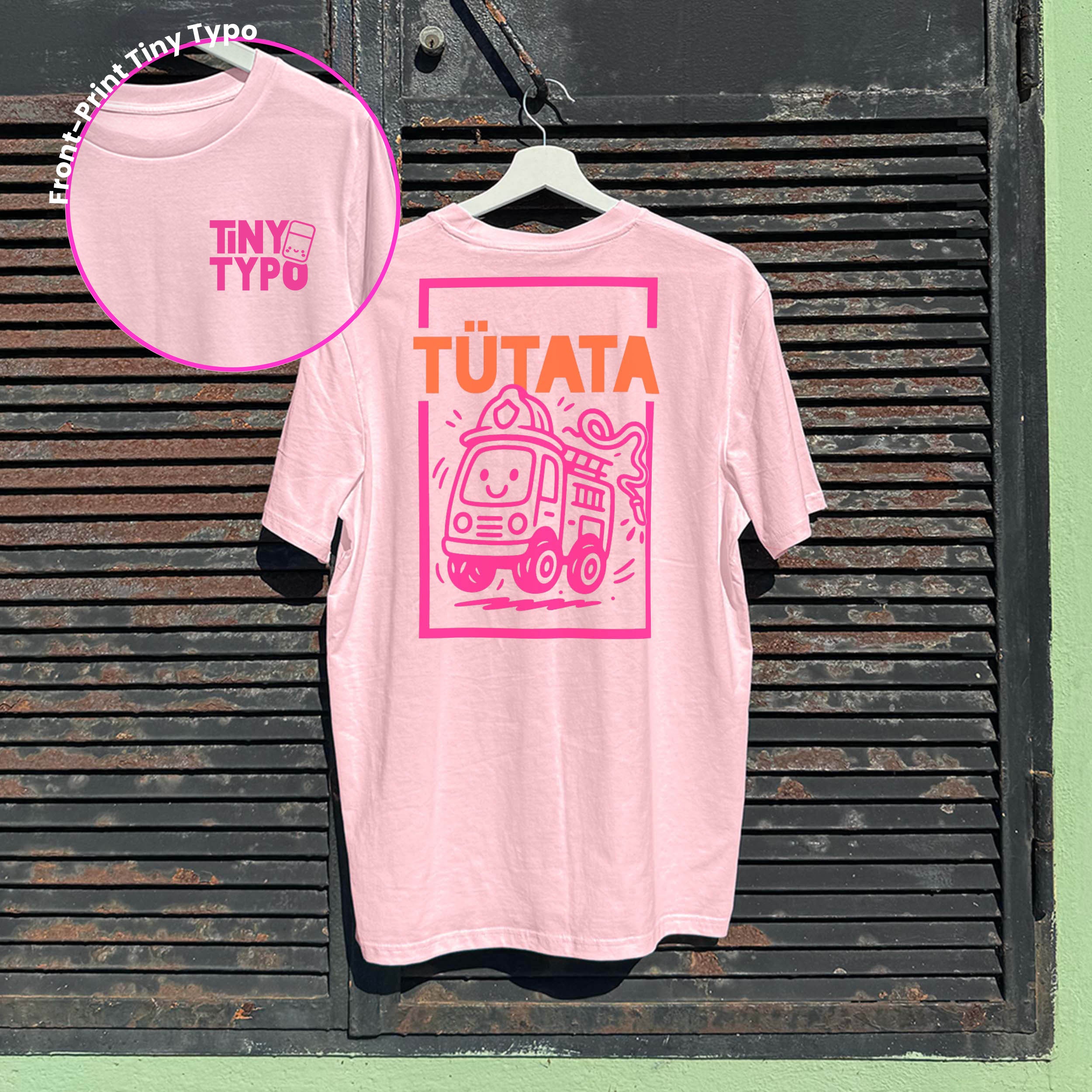Tütata Feuerwehr Bio-T-Shirt – handbedruckt, nachhaltig, lang und lässig, rosa, Tiny Typo