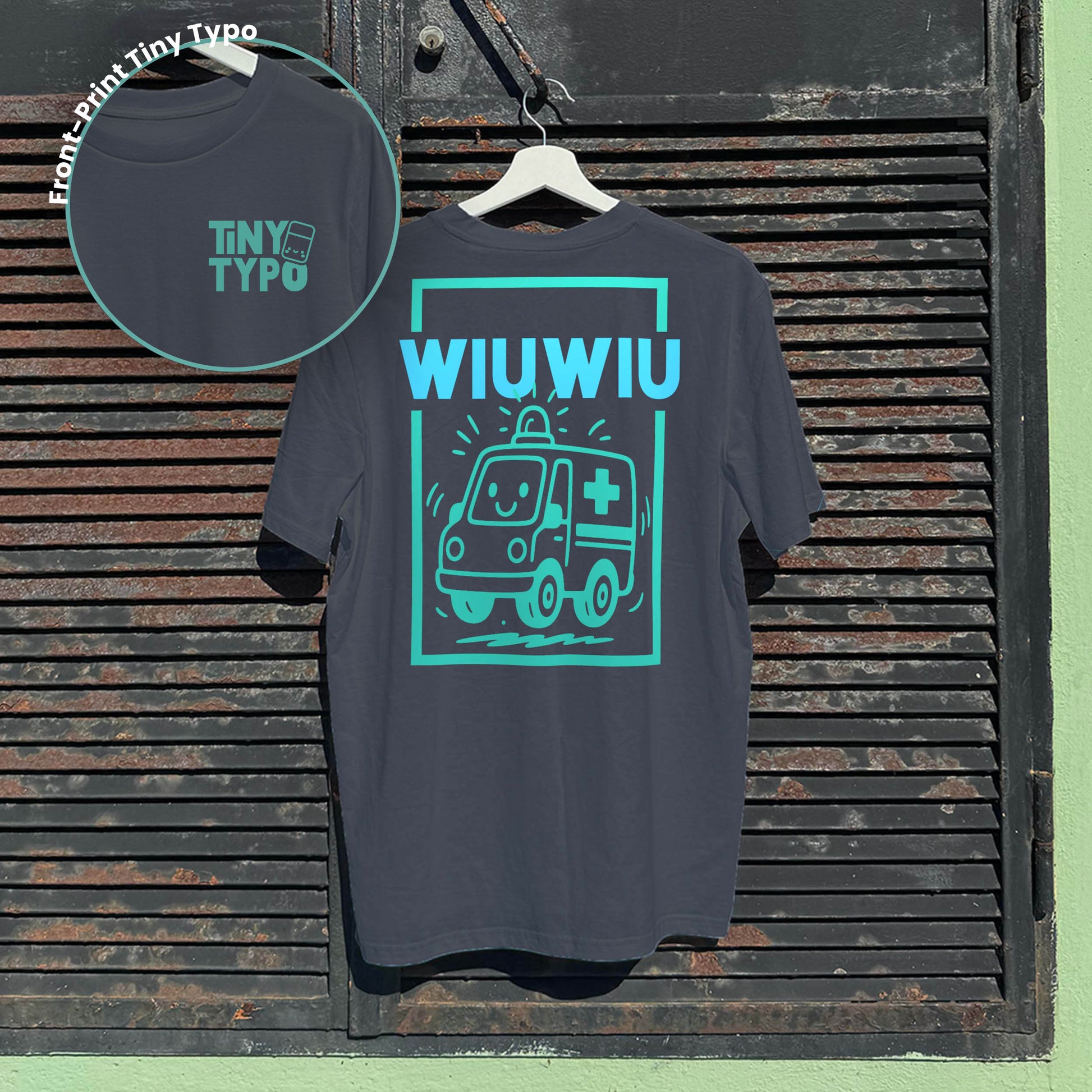 Wiuwiu Krankenwagen Bio-T-Shirt – handbedruckt, nachhaltig, lang und lässig, anthrazit, Tiny Typo