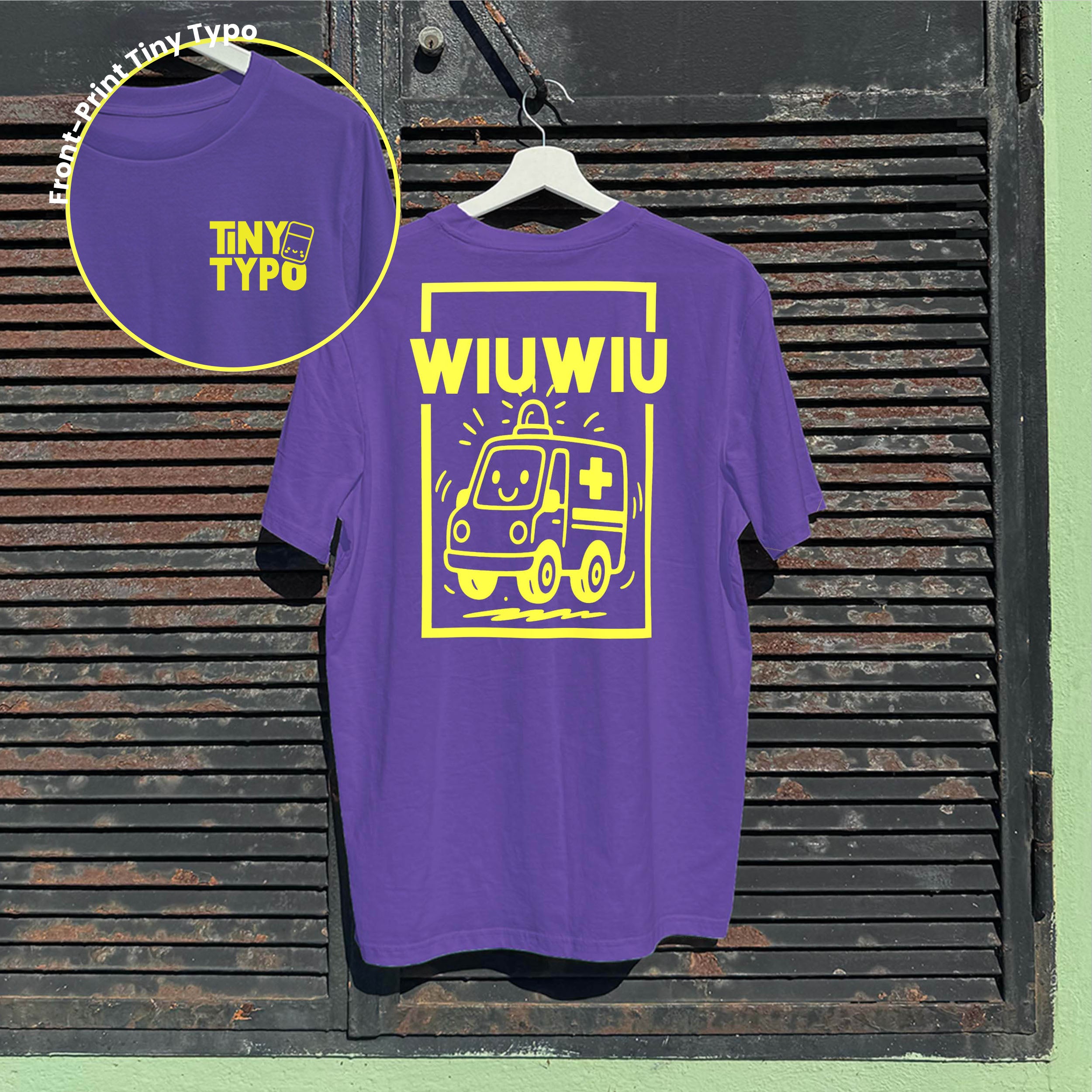 Wiuwiu Krankenwagen Bio-T-Shirt – handbedruckt, nachhaltig, lang und lässig, lila, Tiny Typo