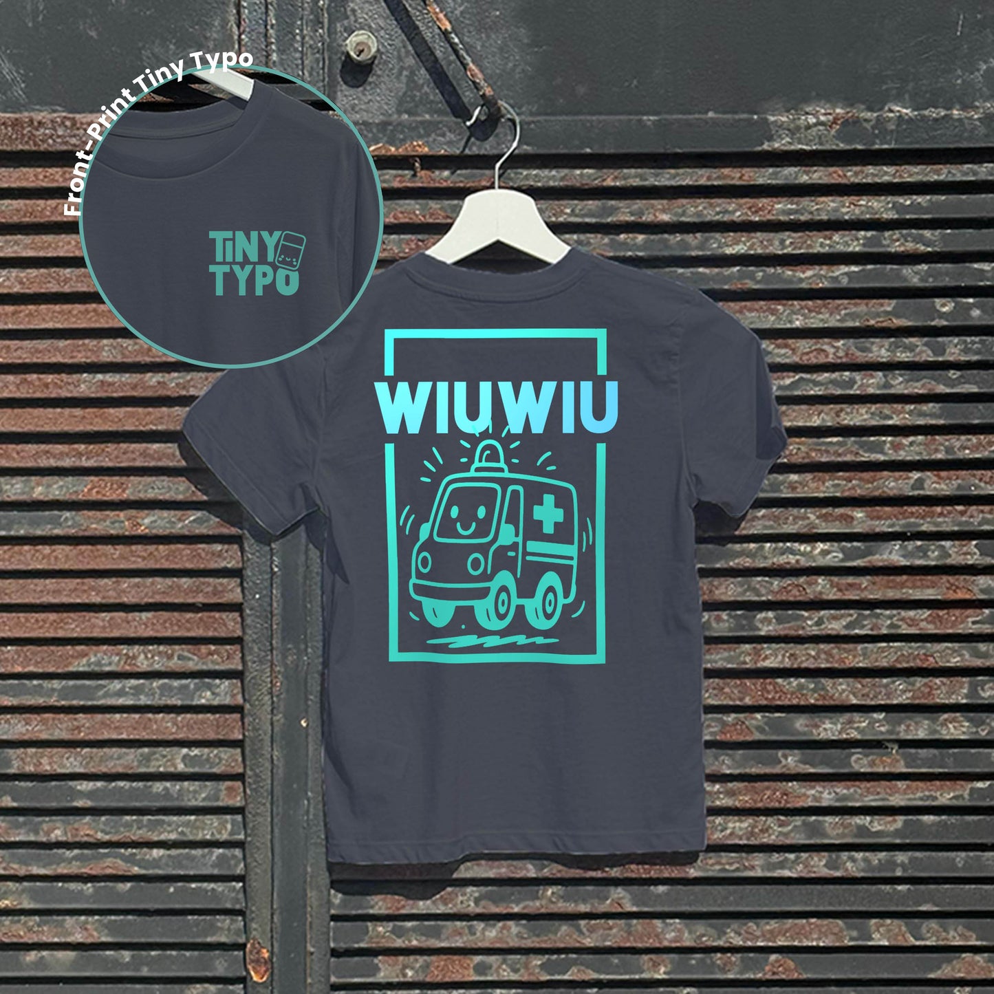 Wiuwiu Krankenwagen Kinder-T-Shirt – Bio, handbedruckt, anthrazit, Tiny Typo