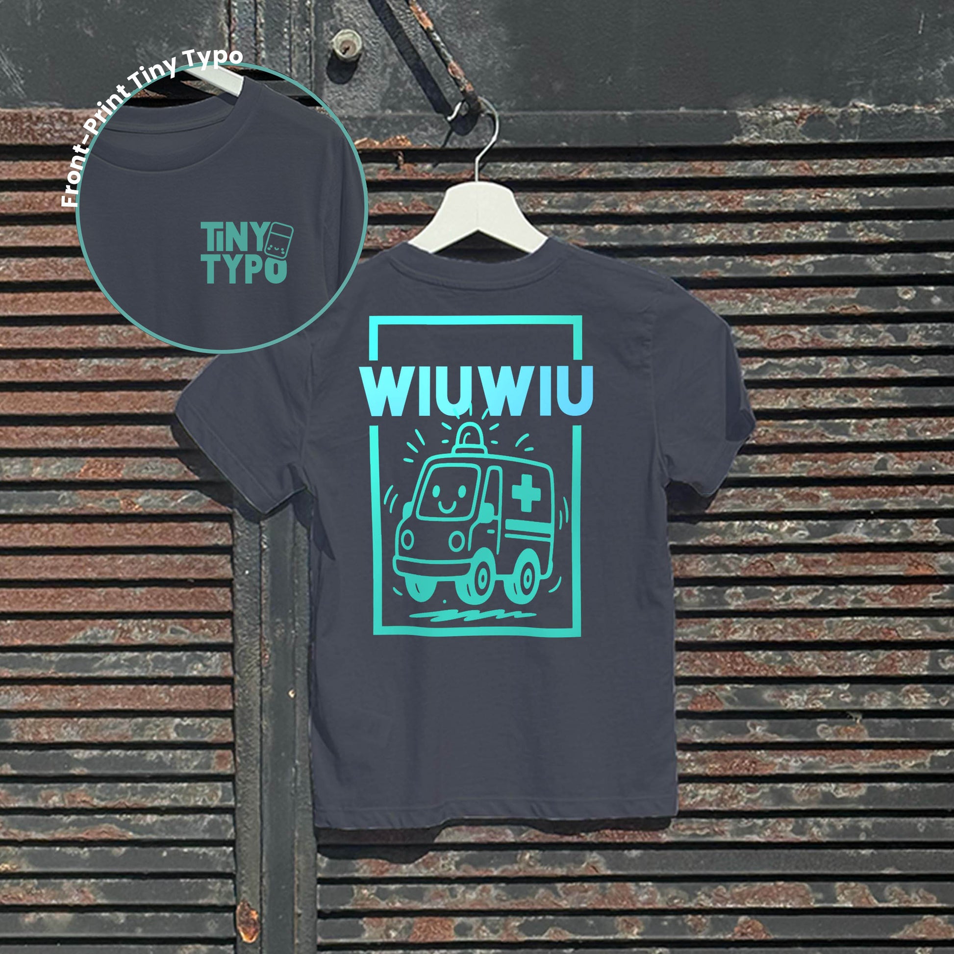 Wiuwiu Krankenwagen Kinder-T-Shirt – Bio, handbedruckt, anthrazit, Tiny Typo