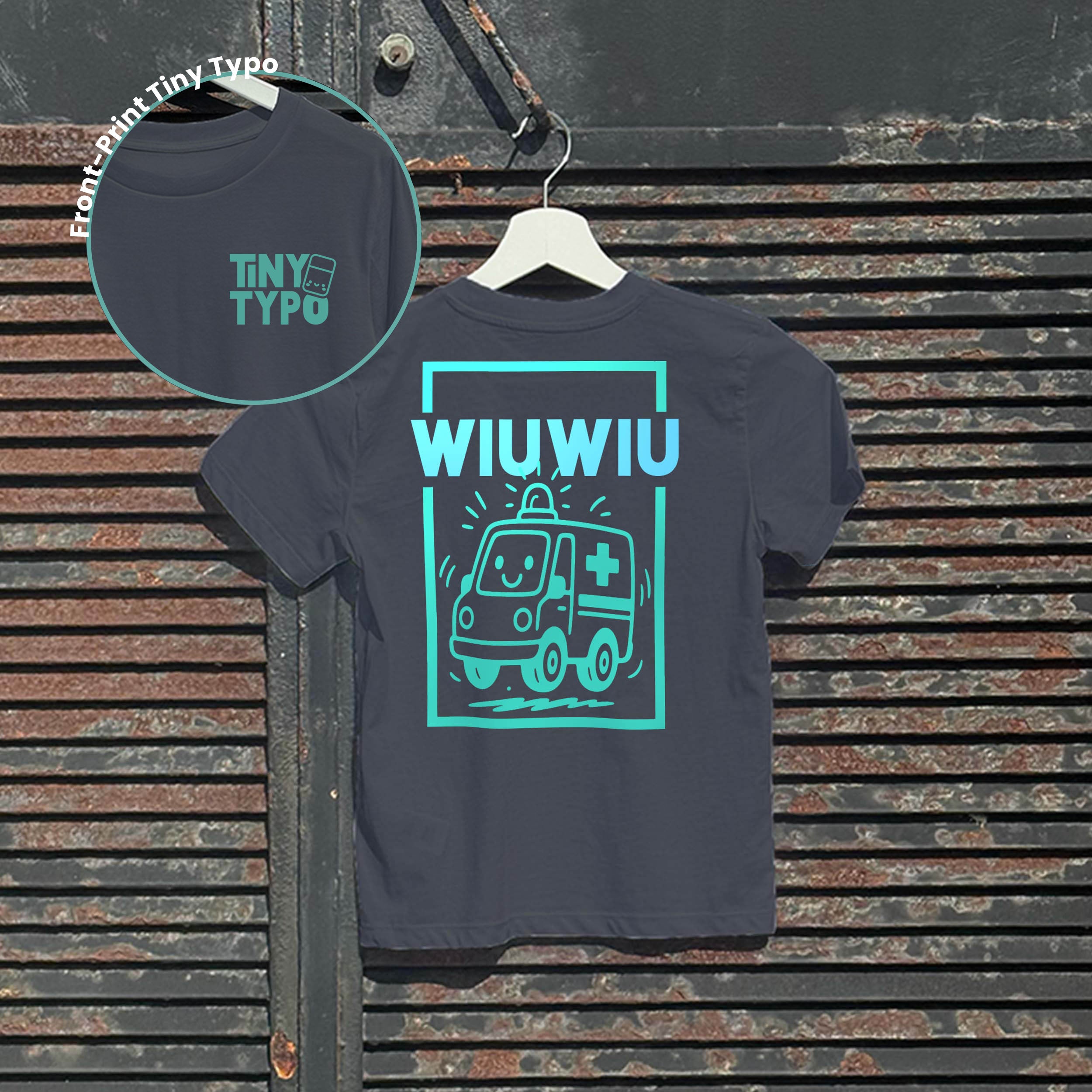 Wiuwiu Krankenwagen Kinder-T-Shirt – Bio, handbedruckt, anthrazit, Tiny Typo