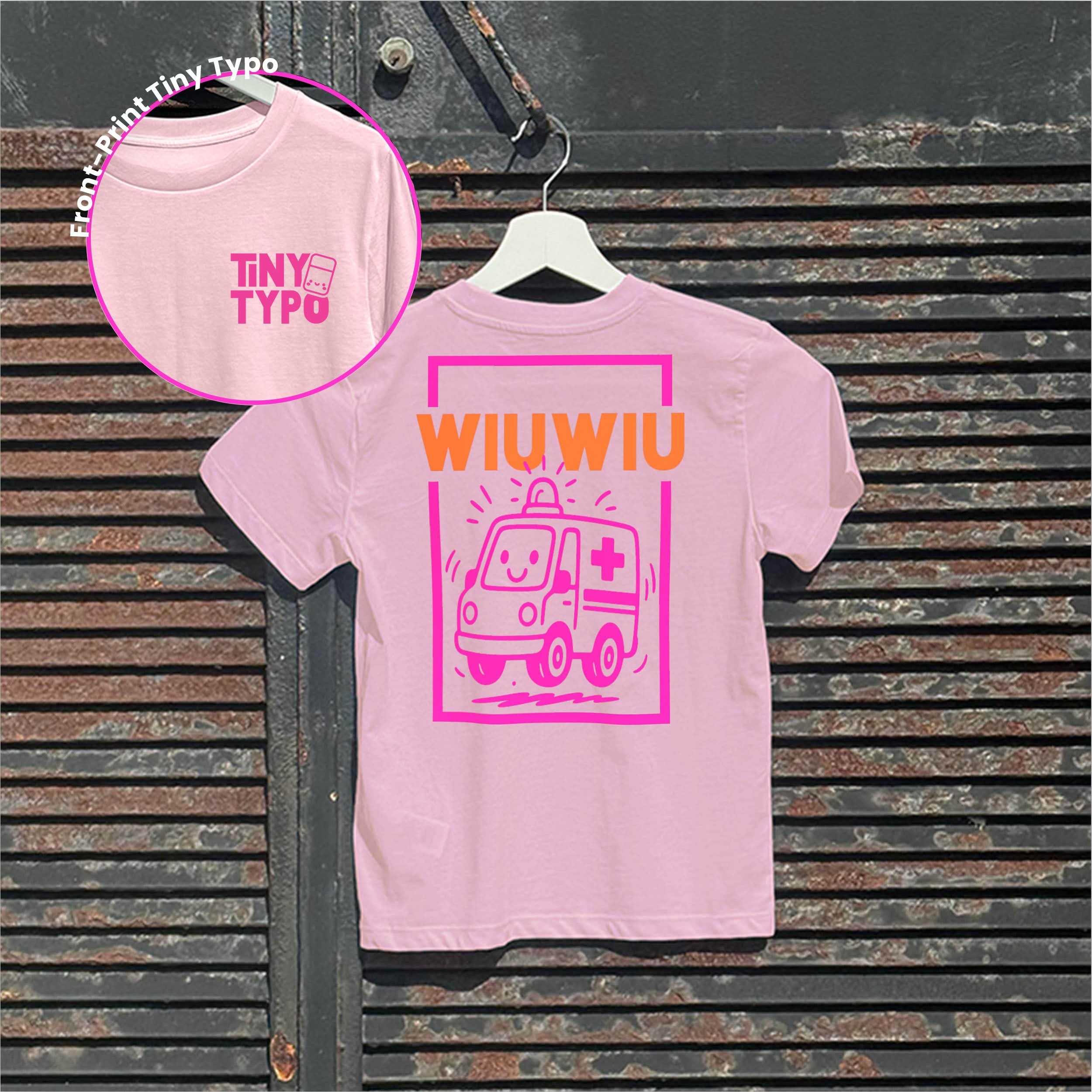 Wiuwiu Krankenwagen Kinder-T-Shirt – Bio, handbedruckt, rosa, Tiny Typo