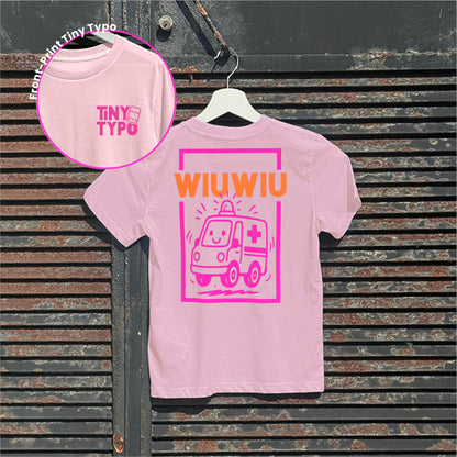 Wiuwiu Krankenwagen Kinder-T-Shirt – Bio, handbedruckt, rosa, Tiny Typo