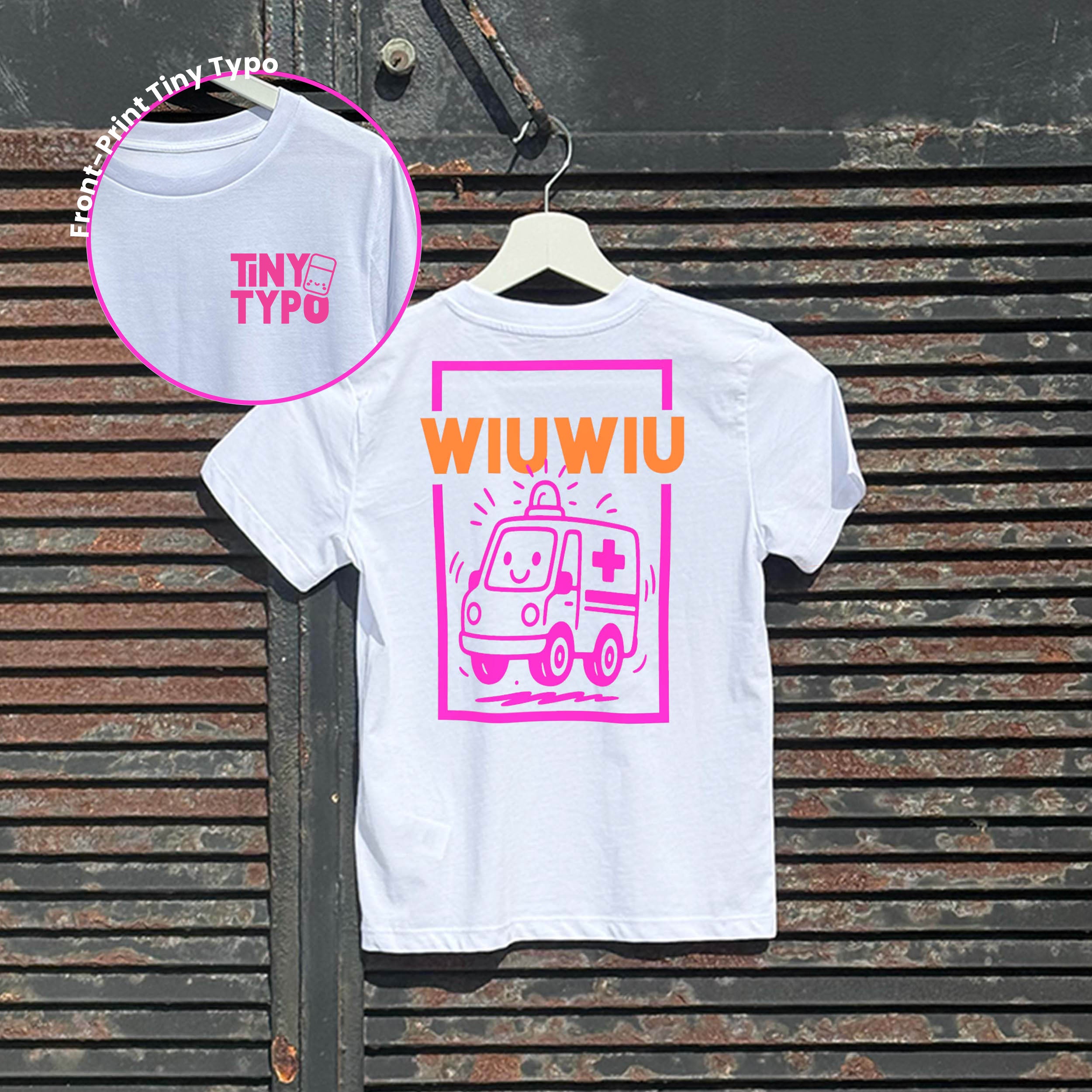 Wiuwiu Krankenwagen Kinder-T-Shirt – Bio, handbedruckt, weiß, Tiny Typo