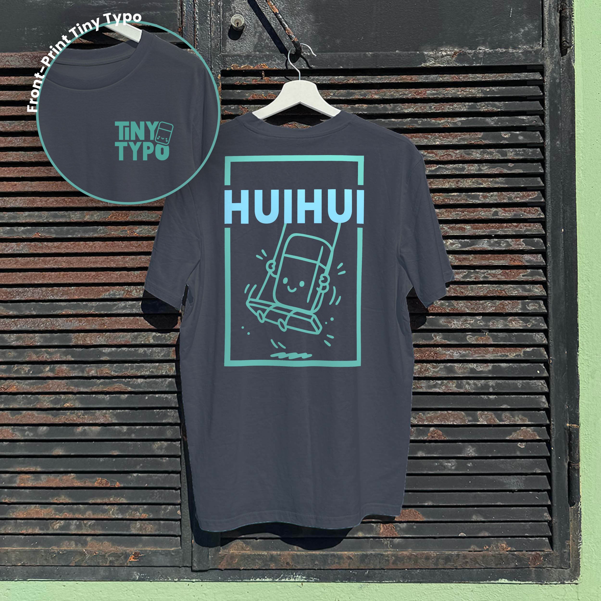 TinyHui Schaukeln Bio-T-Shirt – handbedruckt, nachhaltig, lang und lässig, anthrazit, Tiny Typo