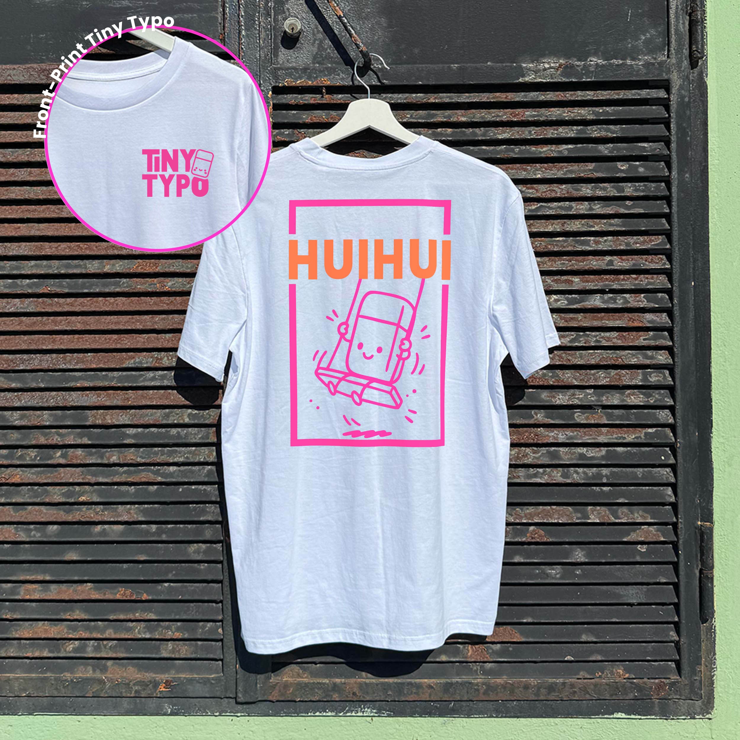 TinyHui Schaukeln Bio-T-Shirt – handbedruckt, nachhaltig, lang und lässig, weiß, Tiny Typo