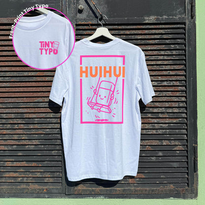 TinyHui Schaukeln Bio-T-Shirt – handbedruckt, nachhaltig, lang und lässig, weiß, Tiny Typo