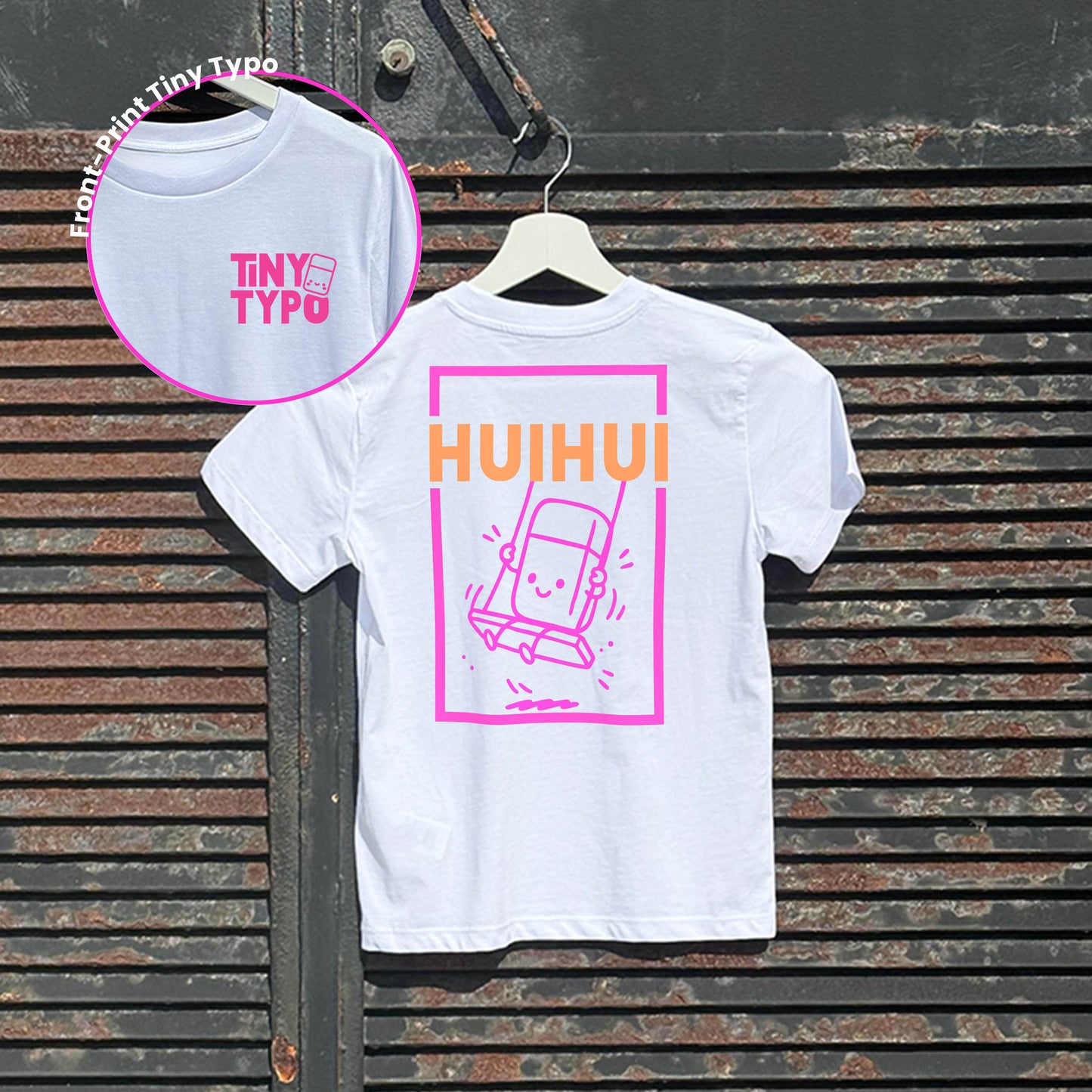 TinyHui Schaukeln Kinder-T-Shirt – Bio, handbedruckt, weiß, Tiny Typo
