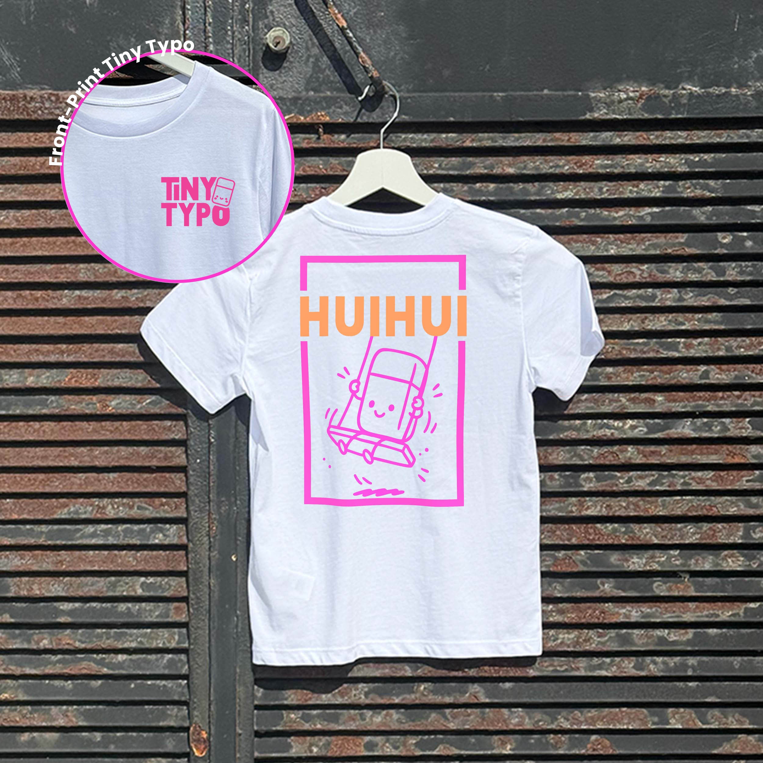 TinyHui Schaukeln Kinder-T-Shirt – Bio, handbedruckt, weiß, Tiny Typo